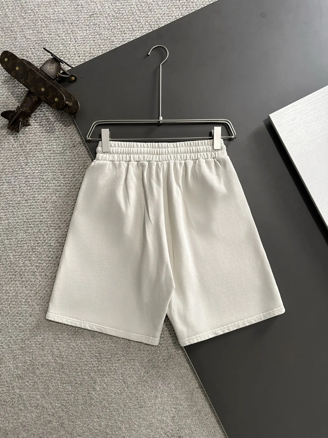 🅿️330 shipped next day, high quality Stone lsland/stone island 2025 spring and summer new style casual solid color loose shorts with elastic band, two needle stitches at the hem of the trousers, fine and firm stitching, custom-made fabrics at the counter, high breathability and comfort, impeccable details, brand element design concept, reflecting high quality. It feels delicate and soft! It presents a casual cut and the upper body shape is great! Size: S-XXL